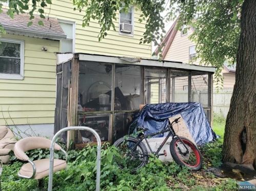 1290 Beaumont Ave, Teaneck NJ 07666-4901 exterior