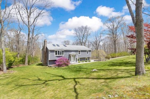 50 Wahconah Dr, Bozrah, CT 06334-1526