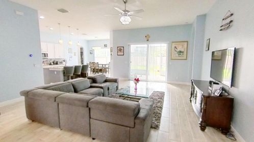 898 Curtis St, Fort Pierce FL 34983-1935 exterior