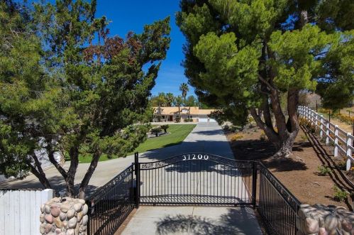 37200 Glenoaks Rd, Temecula CA 92592-8534 exterior