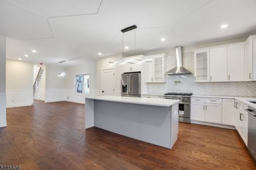 78 Elmwood Dr, Livingston NJ 07039-2233 exterior