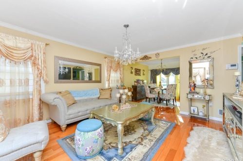 90 Clearstream Ave, Valley Stream, NY 11580-5104