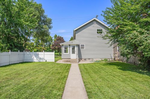 824 1 St, Grand Rapids MI 49504-5575 exterior