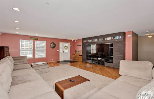 9403 Creekside Dr, Bull Valley, IL 60097-7549