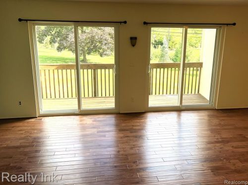 1527 Charter Oak Dr, Rochester MI 48309-2703 exterior