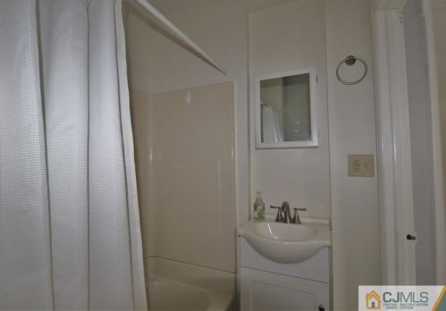 20 Silver Lk Ave, Edison NJ 08817-5248 exterior