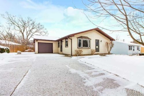 204 Hillside Ct, Pekin, IL 61554-6434