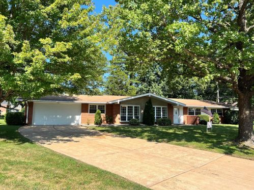 10225 Dovercrest Dr, Saint Louis, MO 63128-1616