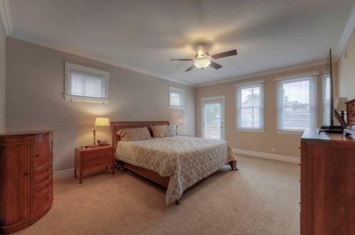 4340 Mozart St, Chicago IL 60618-1528 exterior