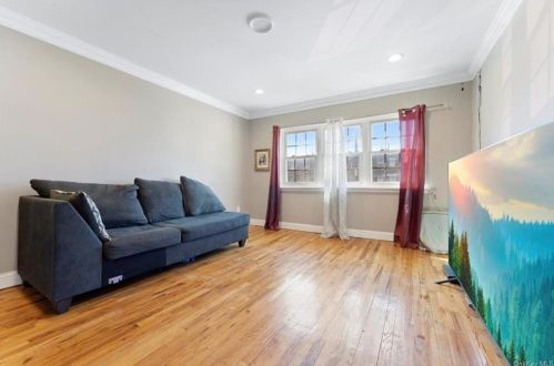 256 Robinson Ave, Bronx NY 10465-3139 exterior