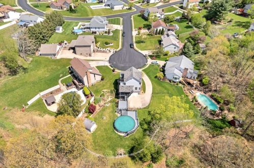 408 Larchmont Ct, Moon Twp PA  15108-9100 exterior