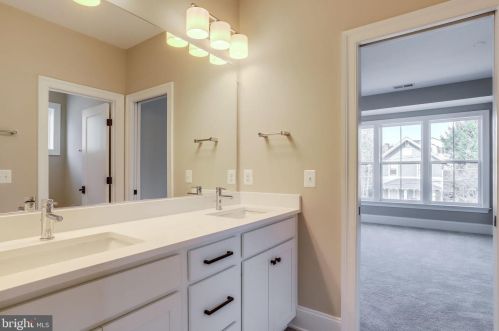 2733 1 St, Arlington VA 22203-2639 exterior