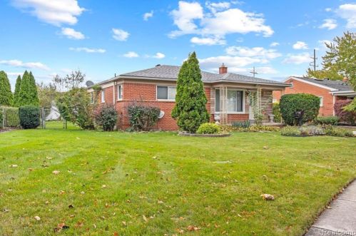 5626 Cambourne Rd, Dearborn Heights MI  48127-3915 exterior