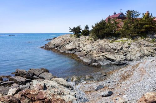 232 Ocean Ave, Middletown RI 02840-6507 exterior