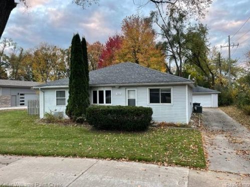 580 Auburn Rd, Rochester, MI 48307-5300