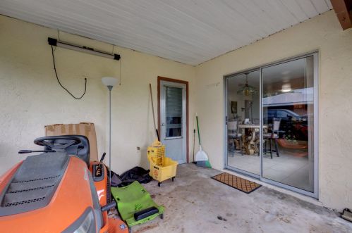 218 Cherryhill Rd, Fort Pierce FL 34953-6232 exterior