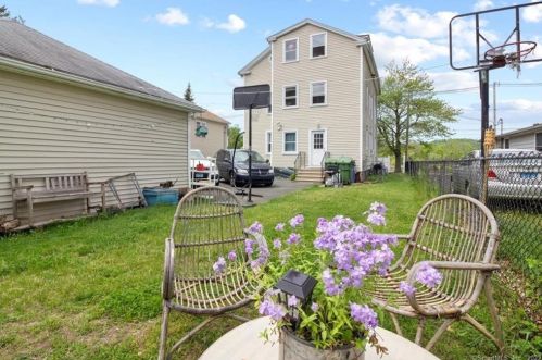 142 East St, Wallingford CT 06492-4006 exterior