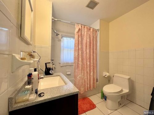 683 Ctr Ave, River Edge NJ 07661-2409 exterior