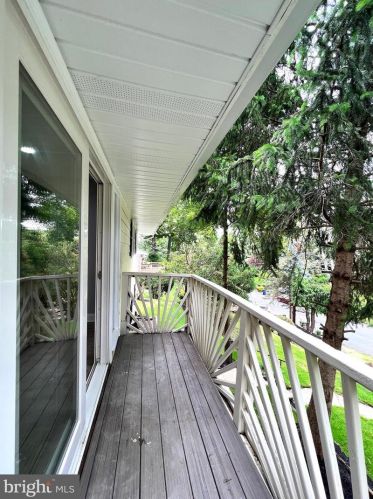 5910 Brookview Dr, Alexandria VA 22310-1819 exterior