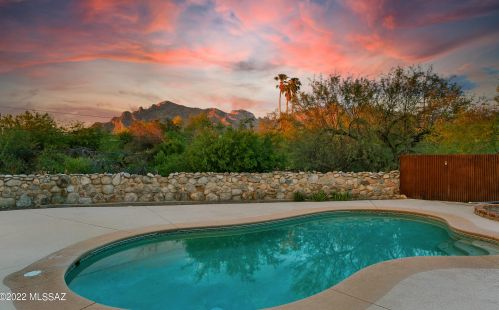 6882 Casas Adobes Dr, Tucson AZ 85704-6126 exterior