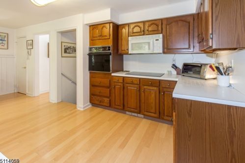 1490 Fox Trl, Mountainside NJ 07092-1301 exterior