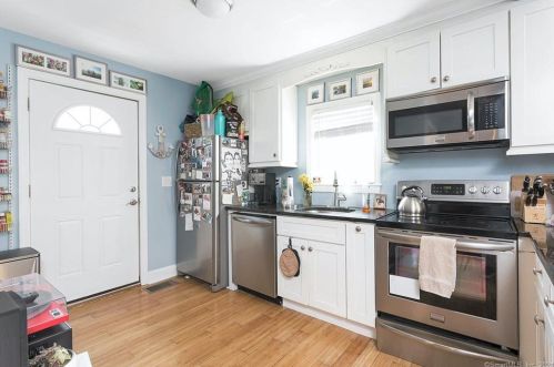 1 Lincoln Ave, Norwalk CT 06854-3709 exterior