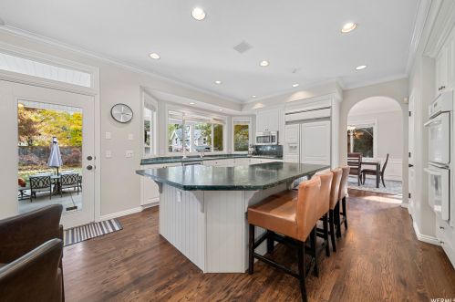 8029 Hunters Mdw Cir, Sandy UT 84093-6289 exterior