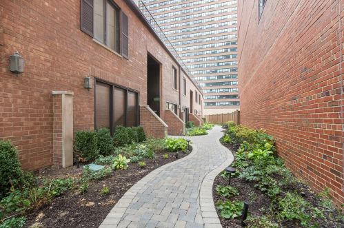 334 Barry Ave, Chicago, IL 60657-5670