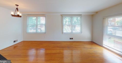 16 Taylor Run Pkwy, Alexandria VA  22314-4930 exterior