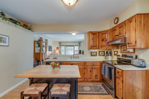 4 Hampshire Dr, Concord NH 03301-5914 exterior