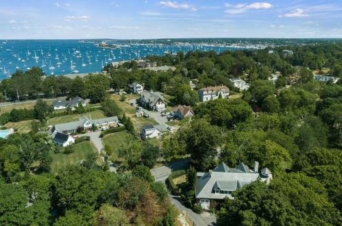 8 Beacon Hill Rd, Middletown RI 02840-4206 exterior