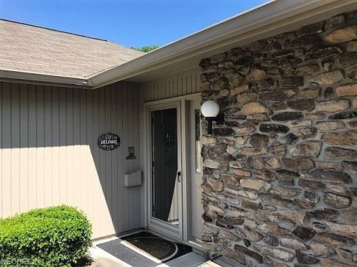 12743 Doria Ct, Cleveland, OH 44149-3222