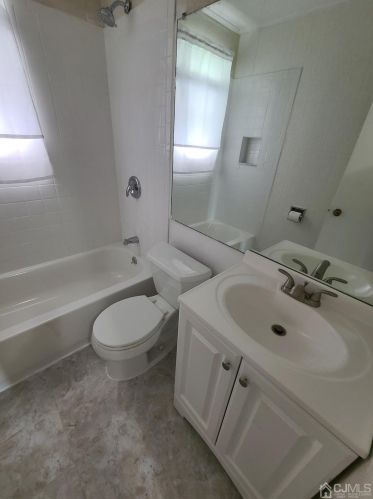 15 Lahiere Ave, Edison NJ 08817-3201 exterior