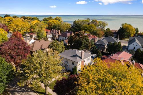 4042 Richland Ct, Milwaukee WI 53211-2147 exterior