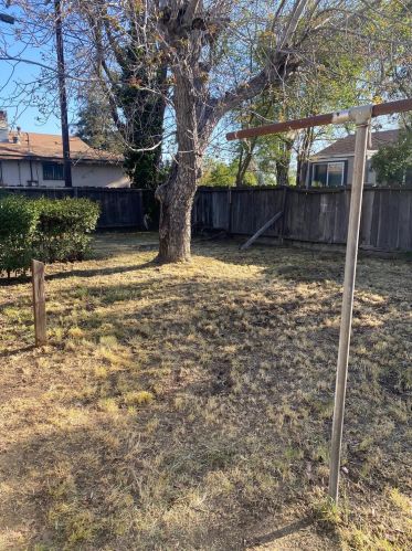 406 West Ave, Turlock CA  95380-5364 exterior