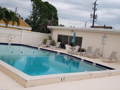 423 Cpe Florida Way, Naples FL 34104-4109 exterior