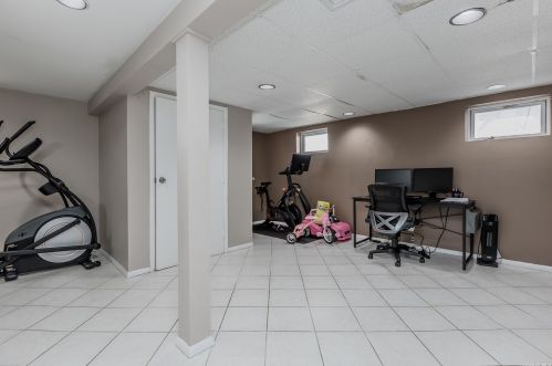 92 Forsythia Ln, Babylon NY 11703-2806 exterior