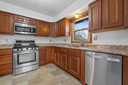 5946 33, Milwaukee WI 53221-4724 exterior