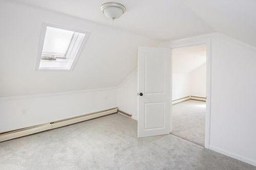 27 Peckham Ave, Middletown RI 02842-5731 exterior