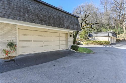 5615 Chemin De Vie, Atlanta GA 30342-2577 exterior