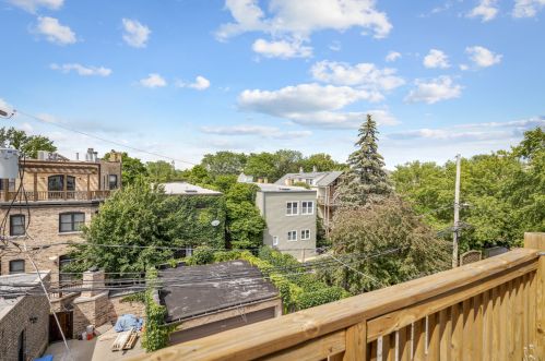 1120 Oakdale Ave, Chicago IL  60657-4320 exterior