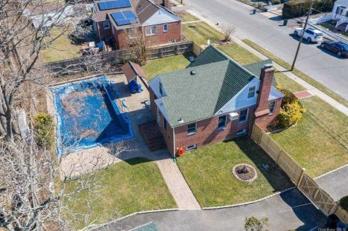 31 Leyden St, Huntington Station NY 11746-1825 exterior