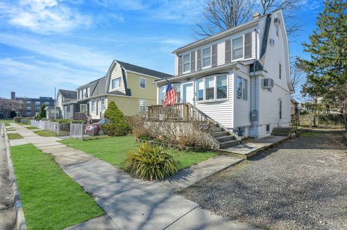 30 Drew St, Valley Stream, NY 11581-2902