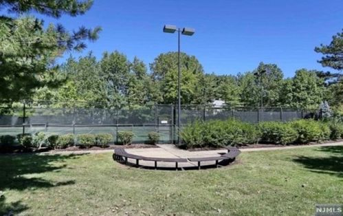 11 Lawrence Ct, Teaneck NJ 07666-6489 exterior