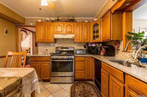 47 Carl St, Valley Stream NY 11580-4035 exterior