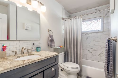 18 Donna Ln, Commack NY 11725-5204 exterior