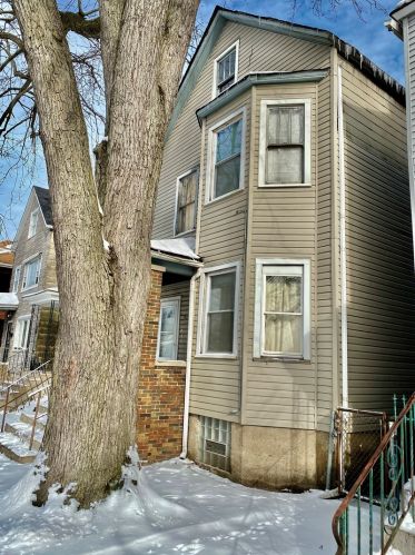 8245 Escanaba Ave, Chicago IL 60617-3137 exterior