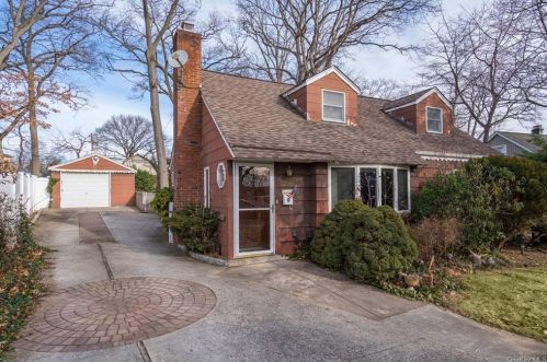 1286 Bretton Rd, Valley Stream, NY 11580-1422