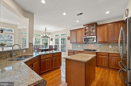 6802 Morning Brk Ter, Alexandria VA 22315-6117 exterior