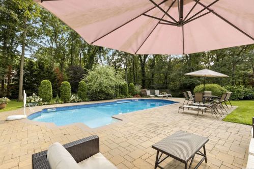 126 Wilmington Dr, Huntington Station NY 11747-4026 exterior